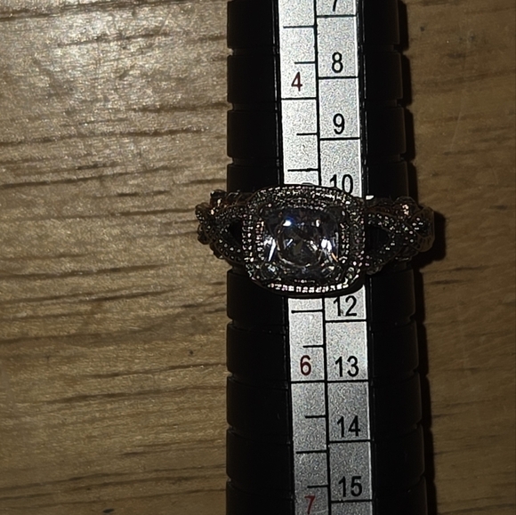 Ornate Silver and White Vintage Ring with Intricate Design - Picture 1 of 1